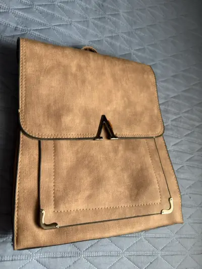 Mochila de cuero sintético beige con detalles dorados - miniatura 1