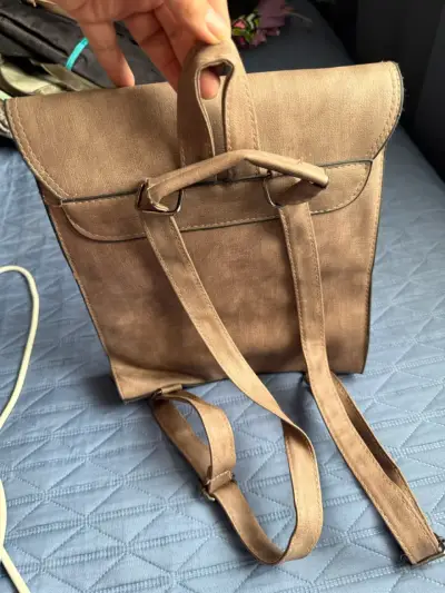 Mochila de cuero sintético beige con detalles dorados - miniatura 2