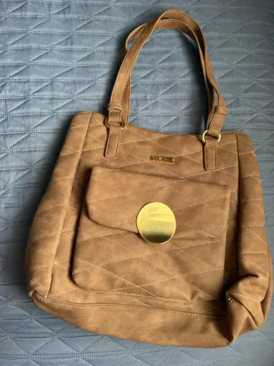Bolso de hombro marrón con diseño acolchado - miniatura 1