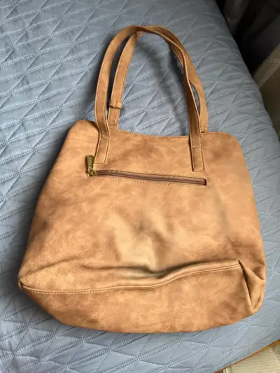 Bolso de hombro marrón con diseño acolchado - miniatura 2