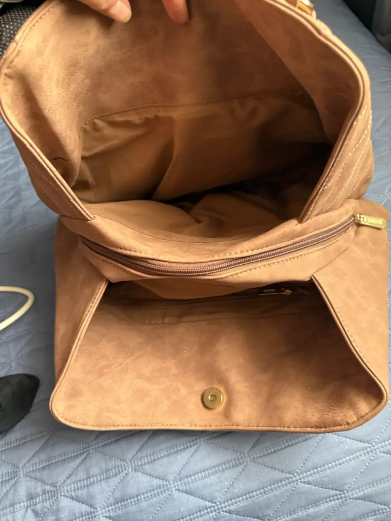 Bolso de hombro marrón con diseño acolchado - 3