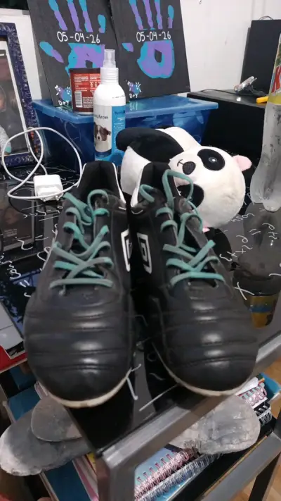 Botines de fútbol Umbro negros con cordones verdes - miniatura 1