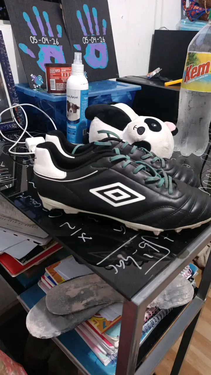 Botines de fútbol Umbro negros con cordones verdes - 2