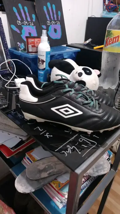 Botines de fútbol Umbro negros con cordones verdes - miniatura 2