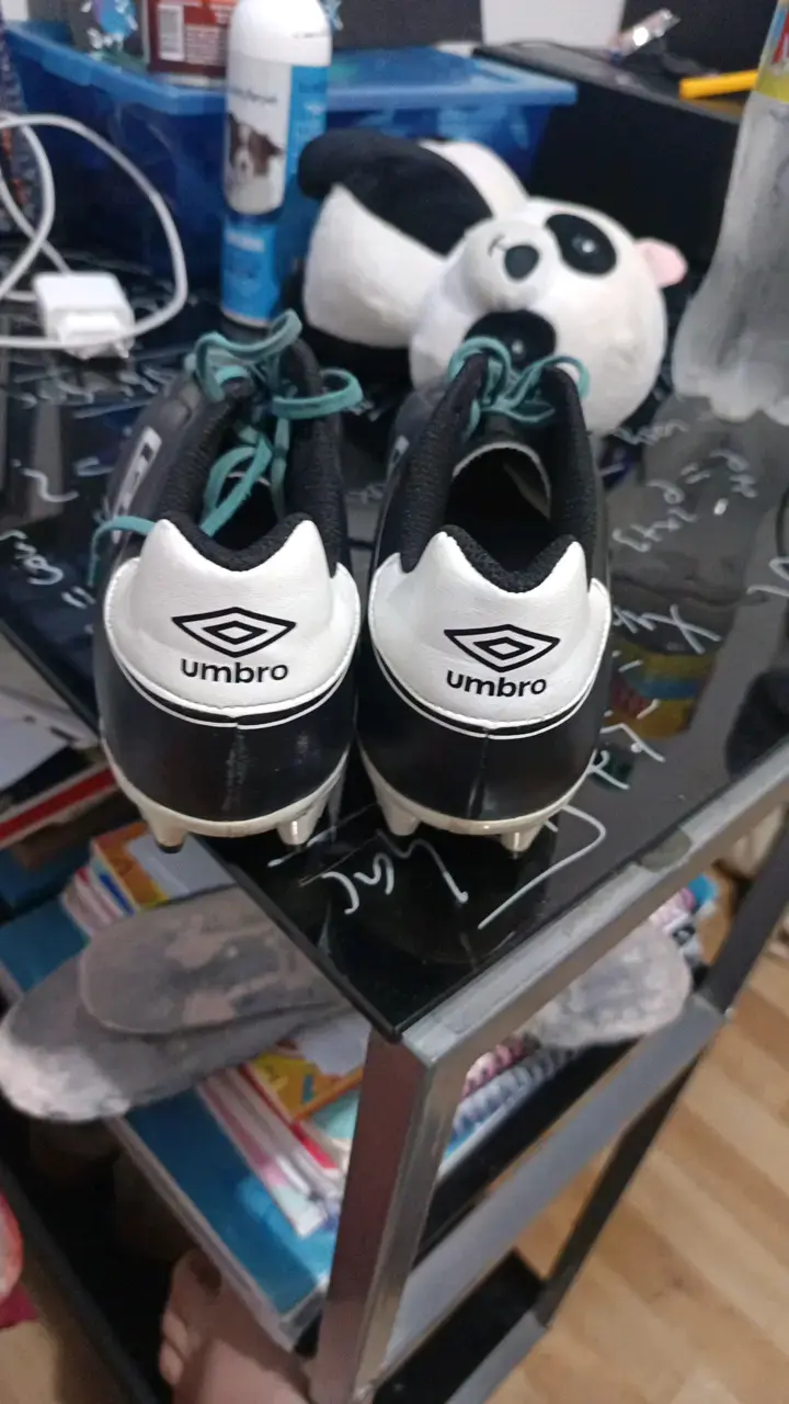 Botines de fútbol Umbro negros con cordones verdes - 3
