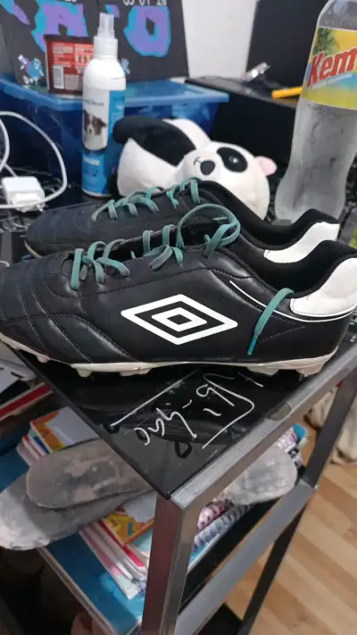 Botines de fútbol Umbro negros con cordones verdes - miniatura 4