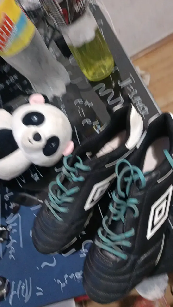 Botines de fútbol Umbro negros con cordones verdes - 5
