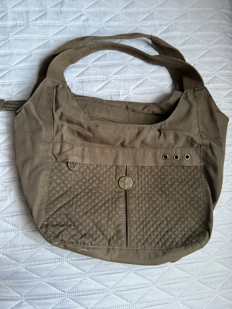 Bolso de tela negro con diseño acolchado - 1