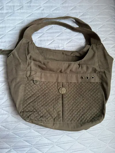 Bolso de tela negro con diseño acolchado - miniatura 1