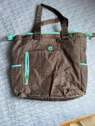 Bolso de mano negro con detalles turquesa - miniatura 1