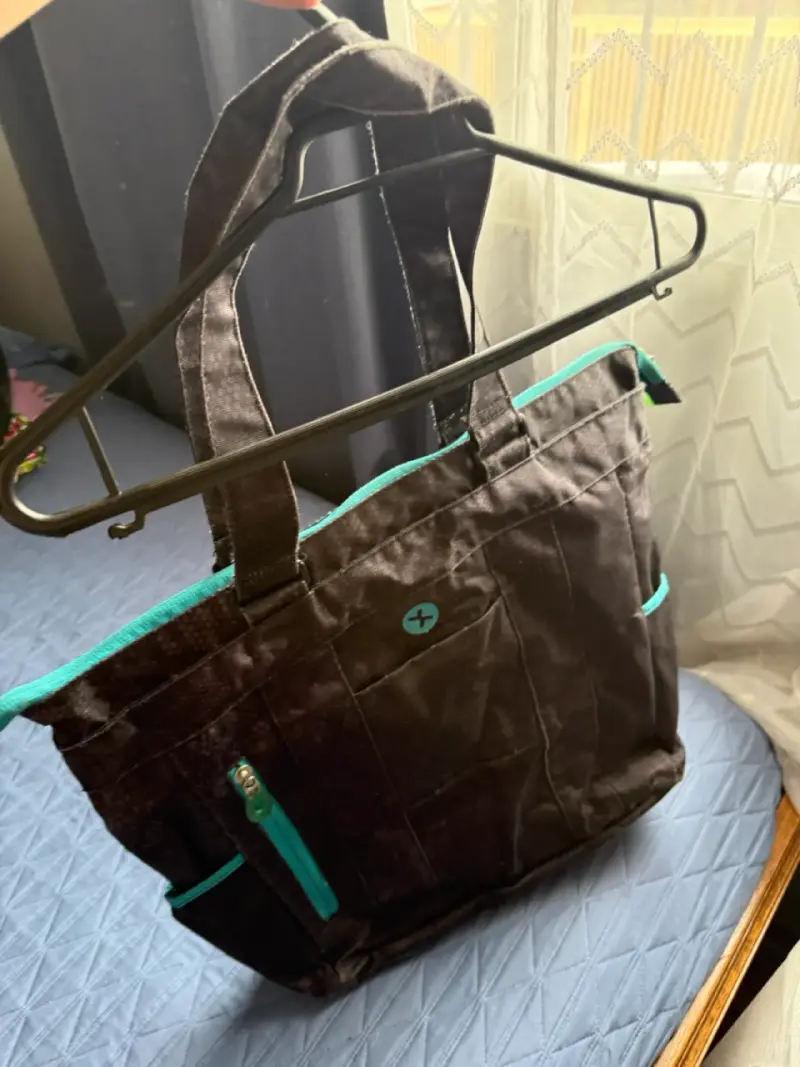 Bolso de mano negro con detalles turquesa - 2