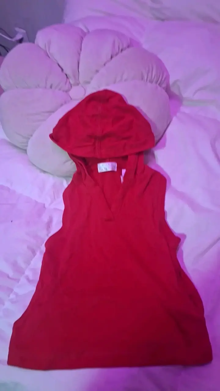Polera sin mangas roja con capucha y bolsillos