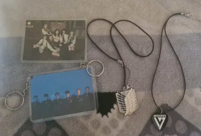 Set de collares y llaveros de K-pop - 1
