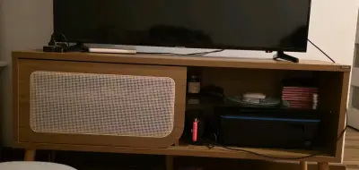 Mueble de TV de madera con diseño moderno - miniatura 1