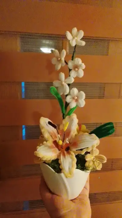 Arreglo Floral Decorativo en Maceta Blanca - miniatura 1