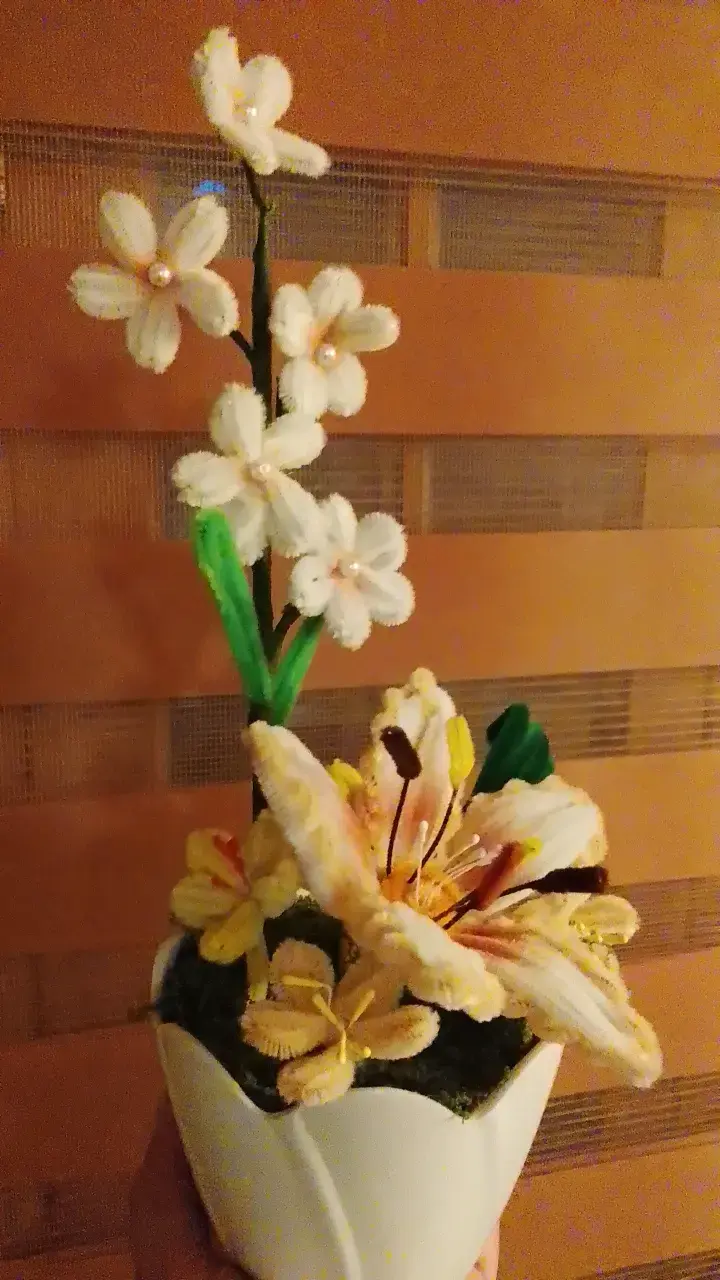 Arreglo Floral Decorativo en Maceta Blanca - 2