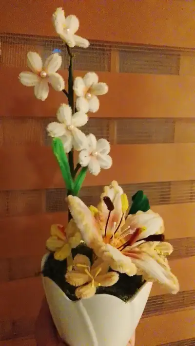 Arreglo Floral Decorativo en Maceta Blanca - miniatura 2