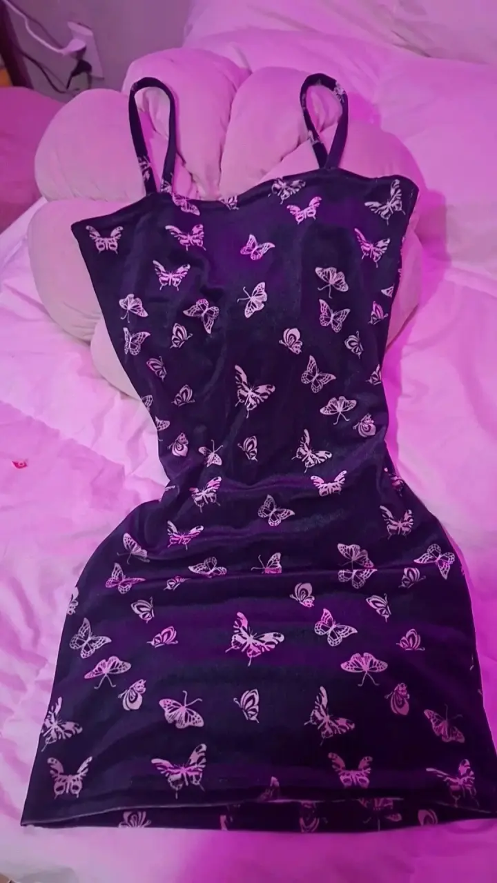 Vestido negro con estampado de mariposas
