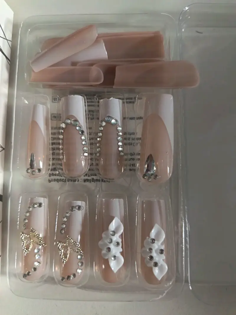 Uñas postizas decoradas con pedrería y lazos - 2