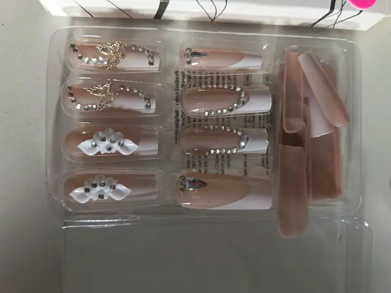 Uñas postizas decoradas con pedrería y lazos - 3