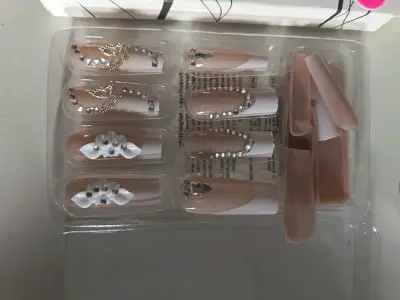Uñas postizas decoradas con pedrería y lazos - miniatura 3