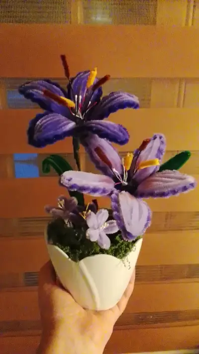Arreglo de flores artificiales en maceta blanca - miniatura 1