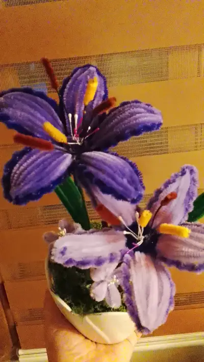 Arreglo de flores artificiales en maceta blanca - miniatura 2