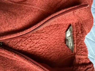 Chaqueta de lana roja The North Face con capucha - miniatura 2