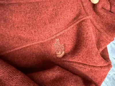 Chaqueta de lana roja The North Face con capucha - miniatura 3