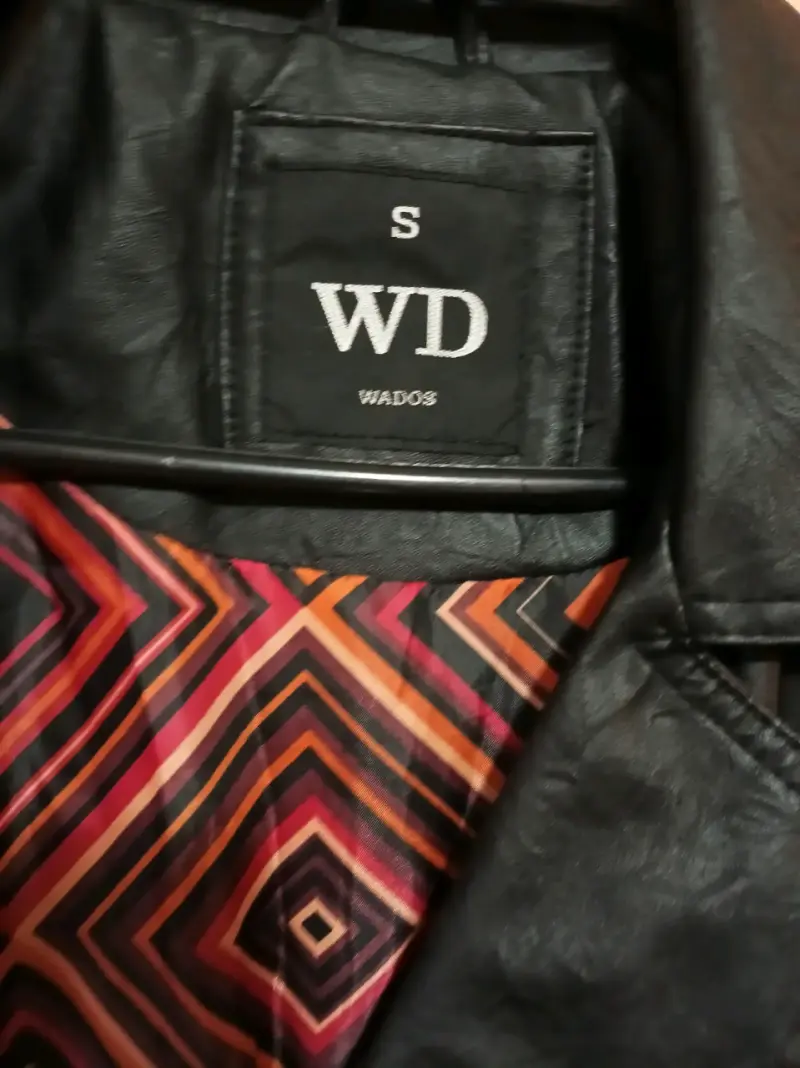 Abrigo negro de cuero sintético Wados con diseño i - 2