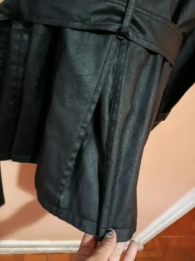 Abrigo negro de cuero sintético Wados con diseño i - miniatura 4