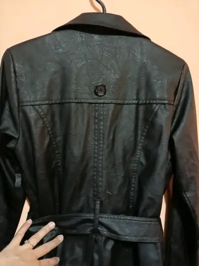 Abrigo negro de cuero sintético Wados con diseño i - miniatura 5