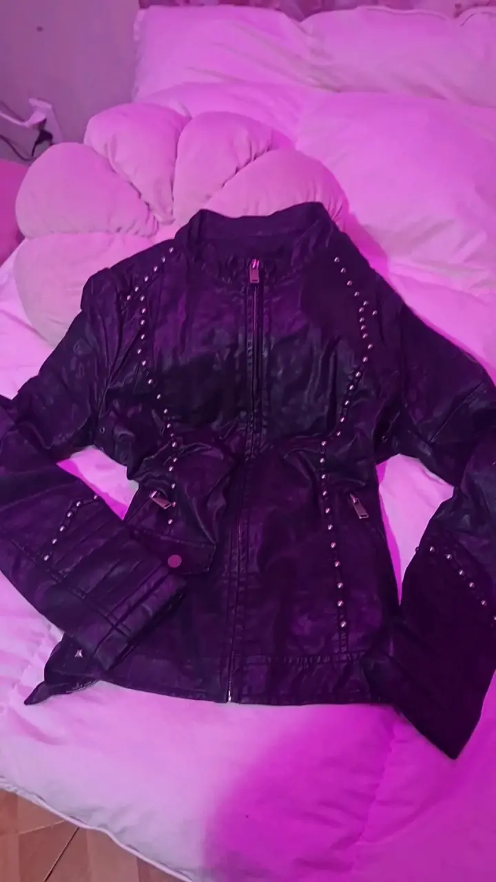 Chaqueta de cuero sintético con tachas para mujer