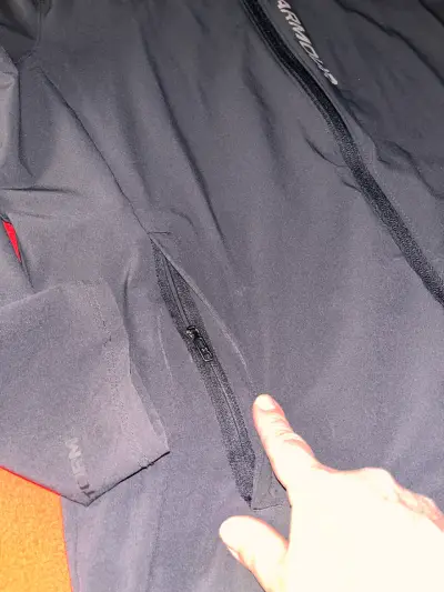 Chaqueta deportiva negra Under Armour con capucha - miniatura 2