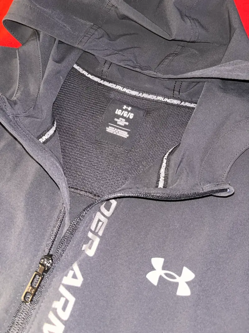 Chaqueta deportiva negra Under Armour con capucha - 3