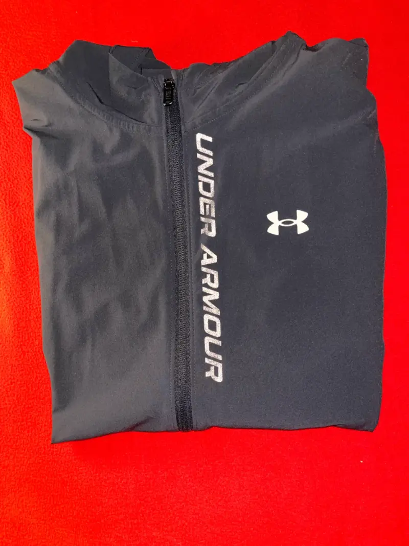 Chaqueta deportiva negra Under Armour con capucha - 4
