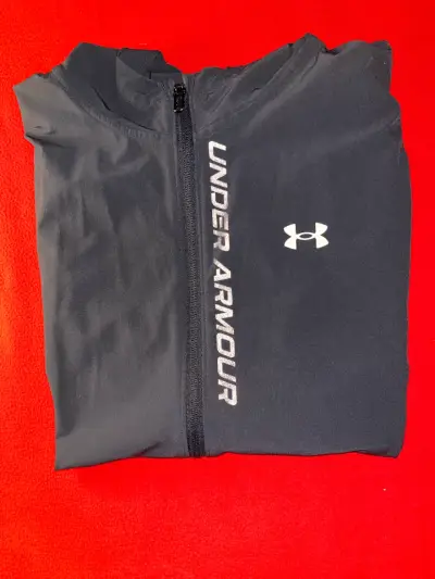 Chaqueta deportiva negra Under Armour con capucha - miniatura 4