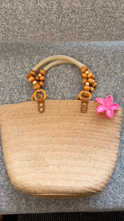 Bolso de paja con asas de madera y flor decorativa - miniatura 1