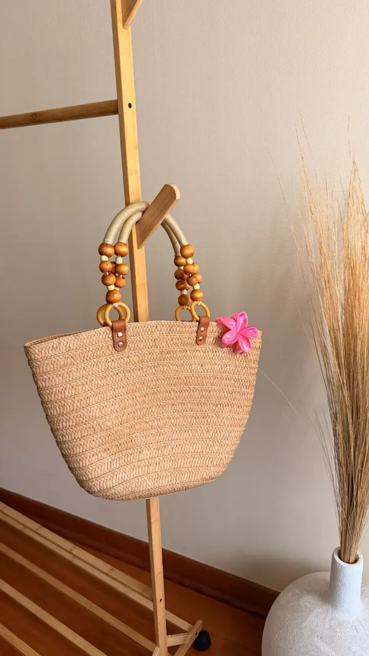 Bolso de paja con asas de madera y flor decorativa - 2