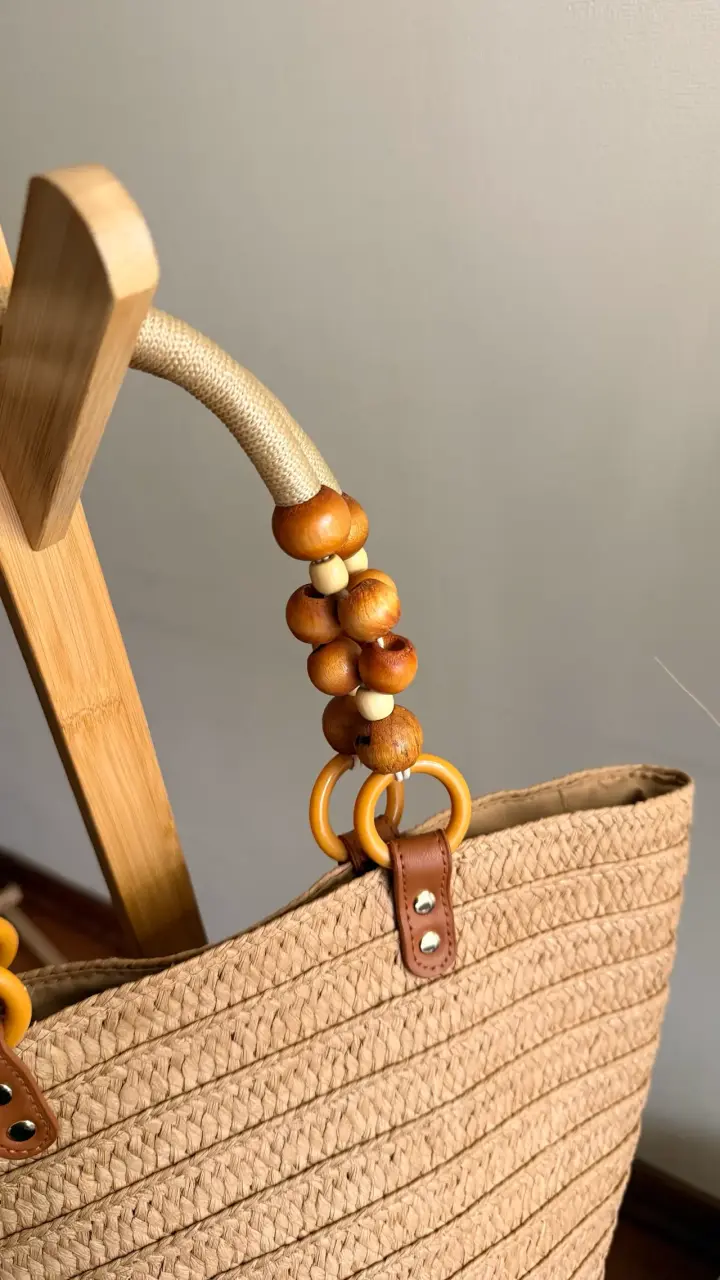 Bolso de paja con asas de madera y flor decorativa - 3