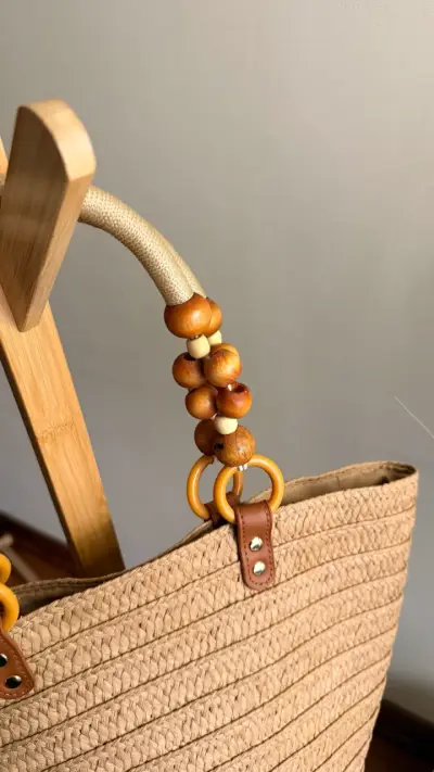 Bolso de paja con asas de madera y flor decorativa - miniatura 3
