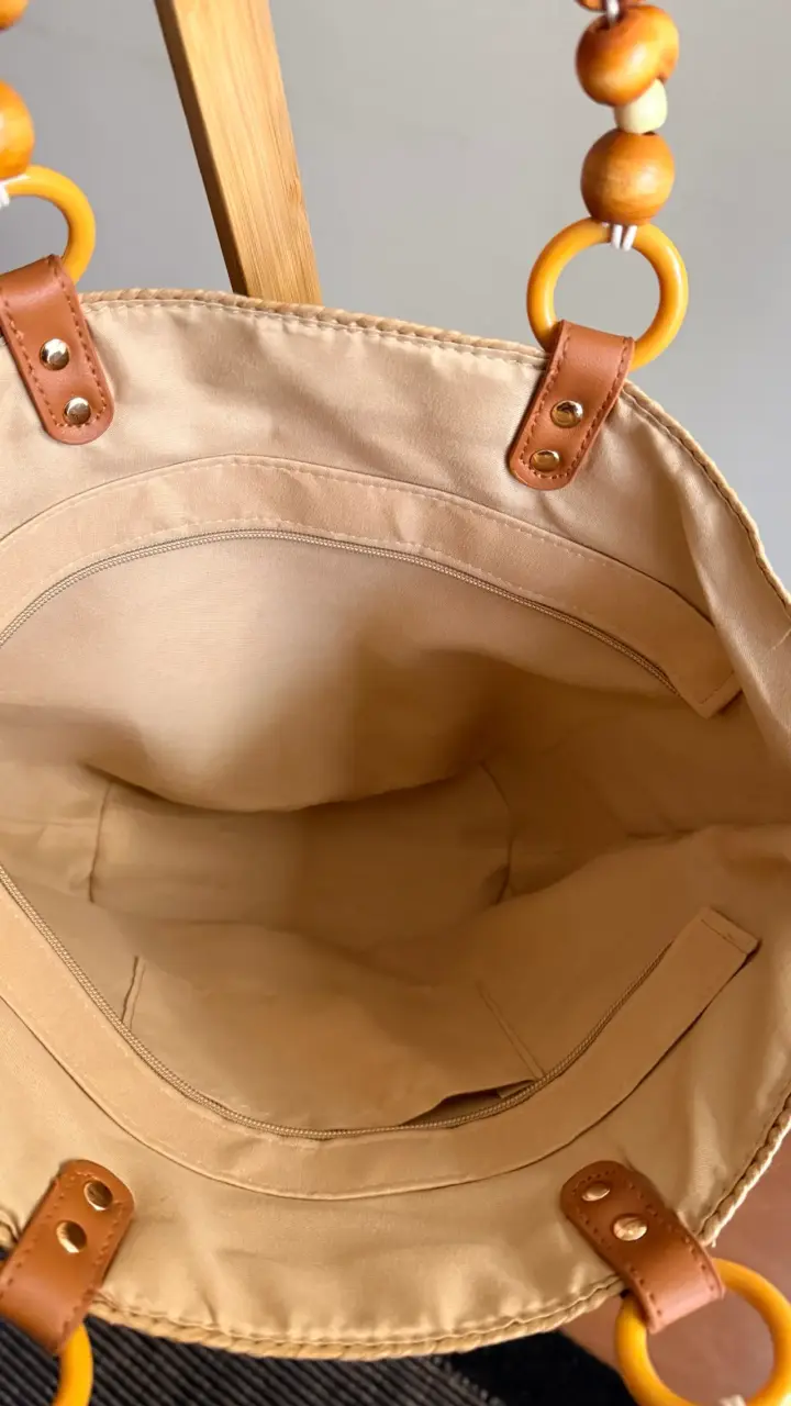 Bolso de paja con asas de madera y flor decorativa - 4