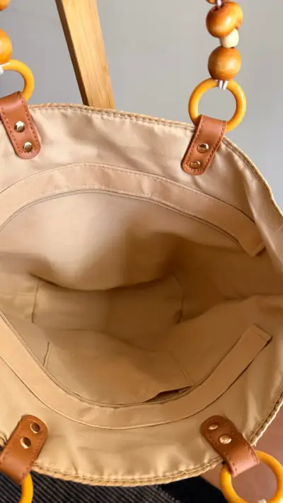 Bolso de paja con asas de madera y flor decorativa - miniatura 4