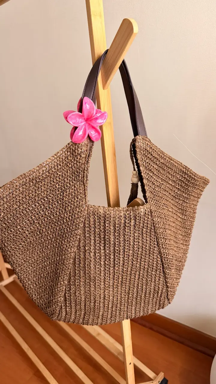 Bolso de paja tejido con adorno floral - 1