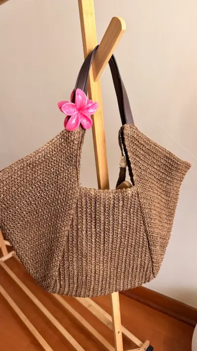 Bolso de paja tejido con adorno floral - miniatura 1