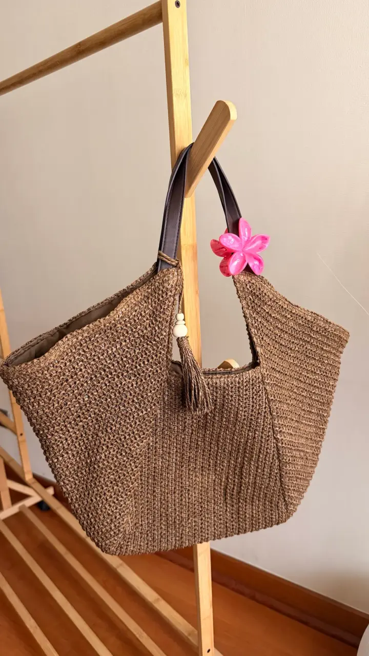 Bolso de paja tejido con adorno floral - 2