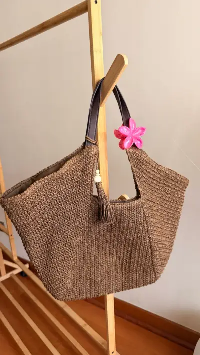 Bolso de paja tejido con adorno floral - miniatura 2