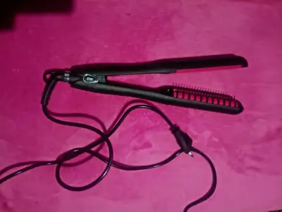 Plancha de Pelo Alisadora Negra - miniatura 1