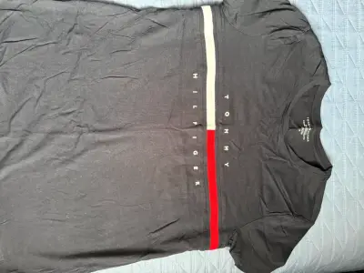 Polera Tommy Hilfiger azul con diseño de franjas - miniatura 1