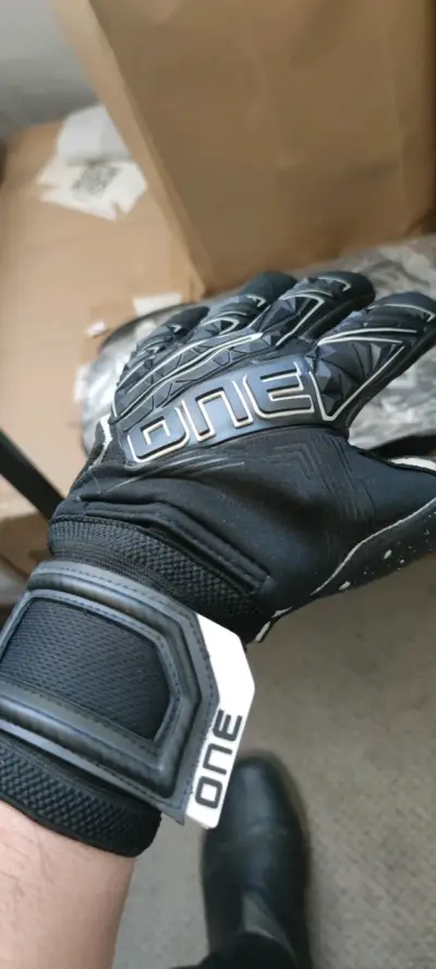 Guantes de portero One negros con diseño moderno - miniatura 1